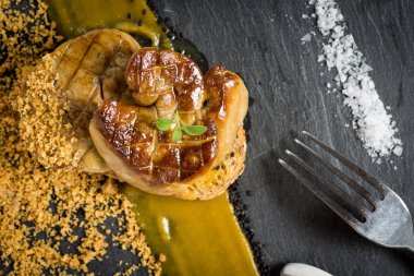 Kızarmış kaz ciğeri ile Mango püresi karanlık taş zemin üzerine. Ördek 