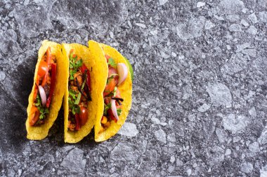 Taş zemin üzerine sebzeli Mısır kabuklarında Meksika Tacos