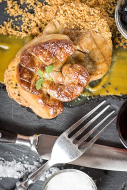 Koyu arka plan üzerinde Mango püresi ile hazırlanmış Fried kaz ciğeri. Git