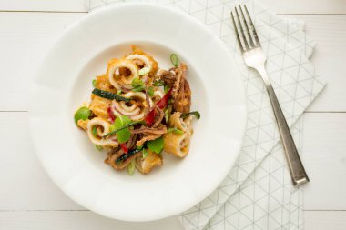 Fried Squids dokunaç kalamar Chili biber ve nane yaprağı ile