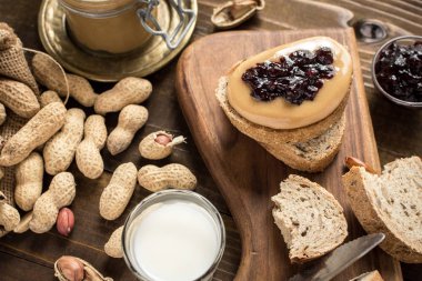 Ev yapımı sağlıklı kahvaltı. Fıstık ezmesi ve jöle koyu renkli ahşap