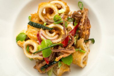 Fried Squids dokunaç kalamar Chili biber ve nane yaprağı ile