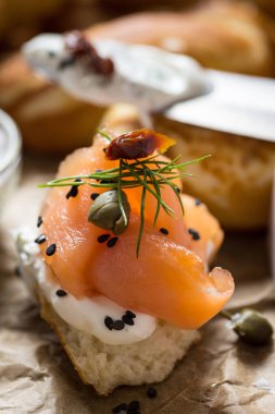 Somon füme, krem peynir, taze dereotu ile ekmek ve 