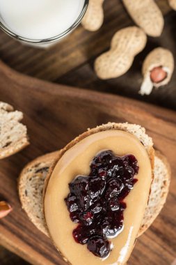 Ev yapımı sağlıklı kahvaltı. Fıstık ezmesi ve jöle koyu renkli ahşap