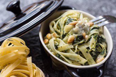 Taze Tagliatelle mantarlı ıspanak, çam fıstığı ve Gorgonz hazırlanan