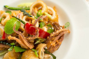 Taze kızarmış Squids, biber ve nane yaprakları beyaz plaka üzerinde