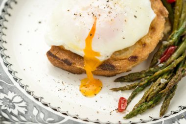 Çılbır yeşil kuşkonmaz ve kırmızı biber Pepp kızarmış ekmek üzerinde