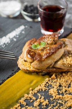 Kızarmış kaz ciğeri ile Mango püresi karanlık taş zemin üzerine. Ördek 