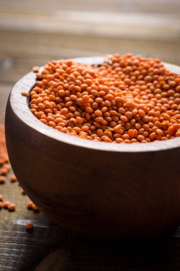 Kase üzerinde ahşap masa organik kırmızı mercimek