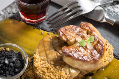 Koyu arka plan üzerinde Mango püresi ile hazırlanmış Fried kaz ciğeri. Git