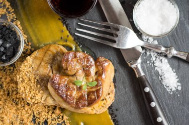 Koyu arka plan üzerinde Mango püresi ile hazırlanmış Fried kaz ciğeri. Git