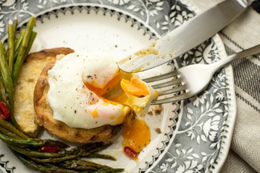 Çılbır yeşil kuşkonmaz ve kırmızı biber Pepp kızarmış ekmek üzerinde