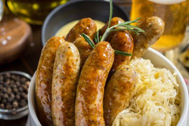Lahana salatası, hardal ve arı ile geleneksel ızgara sosis