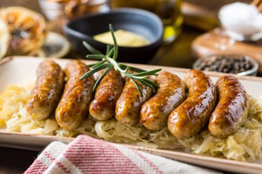 Lahana, hardal ve bira ile ev yapımı domuz sosisi