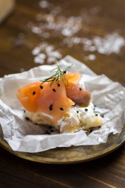 Somon füme, krem peynir, taze dereotu ile ekmek ve 