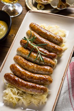 Lahana salatası, hardal ve bira ile sulu ızgara sosis