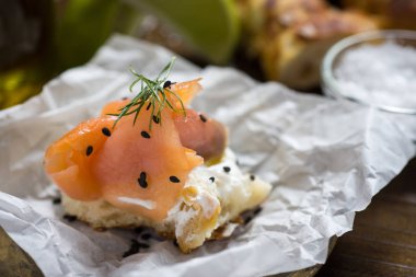 Somon füme, krem peynir, taze dereotu ile ekmek ve 