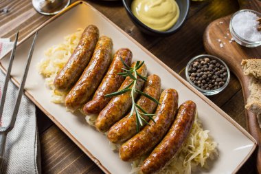 Lahana, hardal ve bira ile ev yapımı domuz sosisi