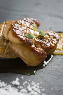 Kızarmış kaz ciğeri ile Mango püresi karanlık taş zemin üzerine. Ördek 