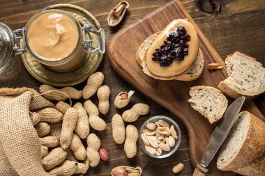 Ev yapımı sağlıklı kahvaltı. Fıstık ezmesi ve jöle koyu renkli ahşap