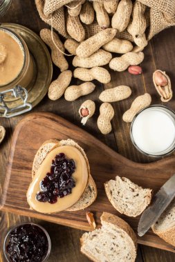 Ev yapımı sağlıklı kahvaltı. Fıstık ezmesi ve jöle koyu renkli ahşap