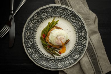 Çılbır yeşil kuşkonmaz ve kırmızı biber Pepp kızarmış ekmek üzerinde