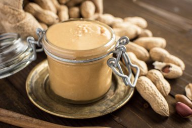 Fıstık ezmesi ve jöle ahşap arka plan üzerinde. Günaydın sağlık