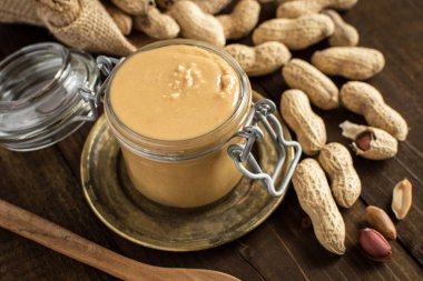 Fıstık ezmesi ve jöle ahşap arka plan üzerinde. Günaydın sağlık