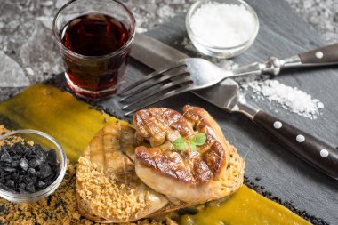 Koyu arka plan üzerinde Mango püresi ile hazırlanmış Fried kaz ciğeri. Git