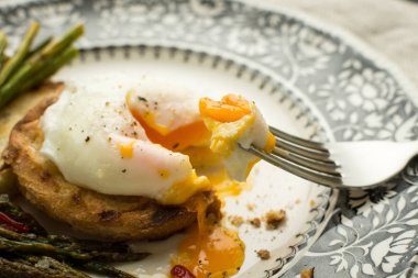 Çılbır yeşil kuşkonmaz ve kırmızı biber Pepp kızarmış ekmek üzerinde