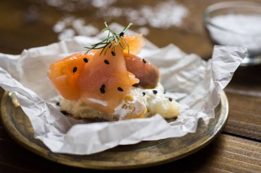 Somon füme, krem peynir, taze dereotu ile ekmek ve 