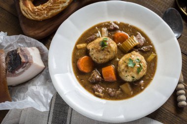 Geyik eti güveç pastırma ve soğan köfte ile