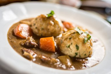 Geyik eti güveç pastırma ve soğan köfte ile