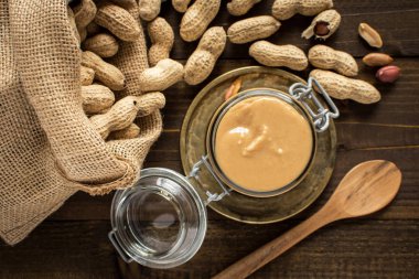 Fıstık ezmesi ve jöle ahşap arka plan üzerinde. Günaydın sağlık