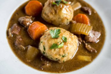 Geyik eti güveç pastırma ve soğan köfte ile