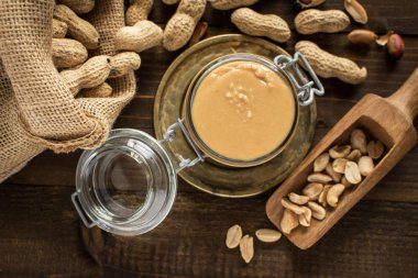 Fıstık ezmesi ve jöle ahşap arka plan üzerinde. Günaydın sağlık