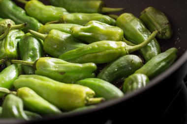 Yeşil Padron biber kızartma tavası hazırlanmasında