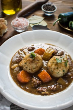 Geyik eti güveç pastırma ve soğan köfte ile