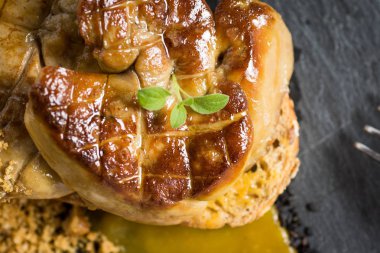 Kızarmış kaz ciğeri ile Mango püresi karanlık taş zemin üzerine. Ördek 