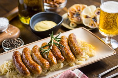 Lahana, hardal ve bira ile ev yapımı domuz sosisi