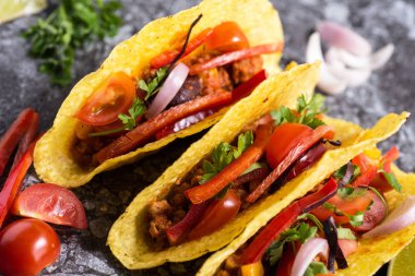 Taş zemin üzerine sebzeli Mısır kabuklarında Meksika Tacos