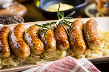 Lahana salatası, hardal ve bira ile sulu ızgara sosis