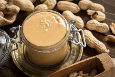 Fıstık ezmesi ve jöle ahşap arka plan üzerinde. Günaydın sağlık