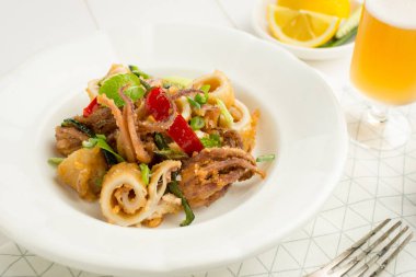 Fried Squids dokunaç kalamar Chili biber ve nane yaprağı ile