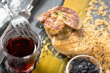 Koyu arka plan üzerinde Mango püresi ile hazırlanmış Fried kaz ciğeri. Git