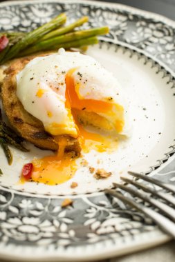 Çılbır yeşil kuşkonmaz ve kırmızı biber Pepp kızarmış ekmek üzerinde