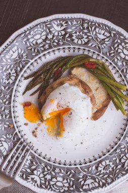 Çılbır yeşil kuşkonmaz ve kırmızı biber Pepp kızarmış ekmek üzerinde