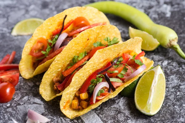 Tacos mexicanos em conchas de milho com legumes em fundo de pedra — Fotografia de Stock