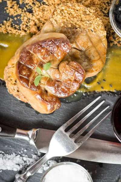 Koyu arka plan üzerinde Mango püresi ile hazırlanmış Fried kaz ciğeri. Git