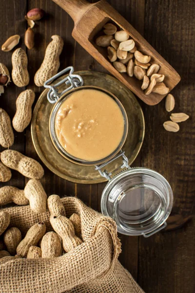 Fıstık ezmesi ve jöle ahşap arka plan üzerinde. Günaydın sağlık